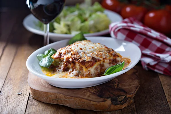 Traditionell lasagne med köttfärssås — Stockfoto