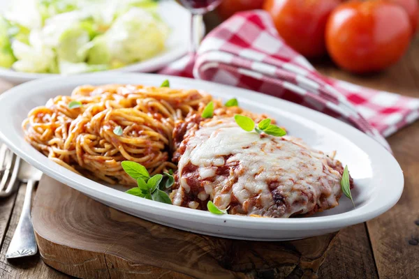 Parmesana de ternera con espaguetis —  Fotos de Stock