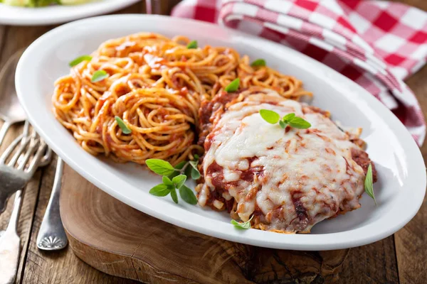 Parmesana de ternera con espaguetis —  Fotos de Stock