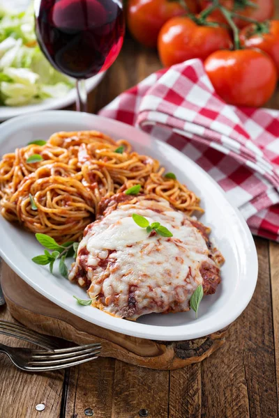 Kalvkött Parmigiana med spaghetti — Stockfoto