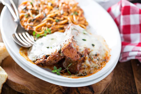 Баклажан с пармезаном и спагетти — стоковое фото