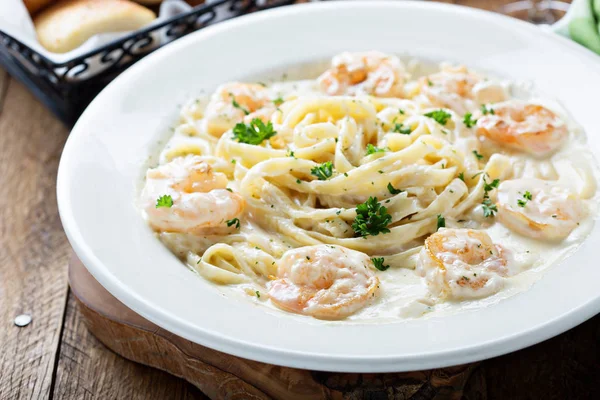 Fettuccine Alfredo med räkor — Stockfoto