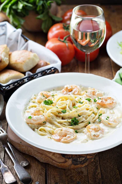 Fettuccine Alfredo with shrimp — Stock Photo, Image