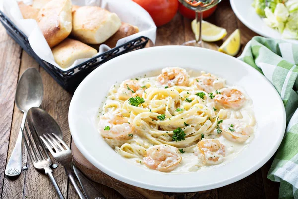 Fettuccine Alfredo med räkor — Stockfoto