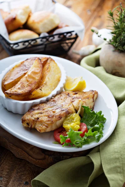Grilled fish with roasted potatoes — Stock Photo, Image