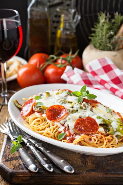 Massa assada com queijo e pepperoni — Fotografia de Stock