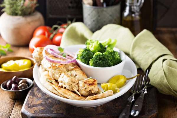 Brochetas de pollo a la parrilla en una pita —  Fotos de Stock