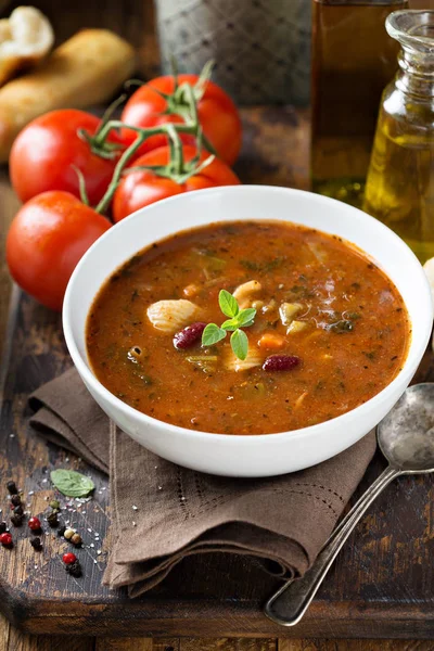 西红柿汤配豆子和面食 — 图库照片