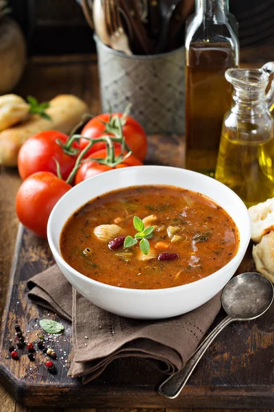Sopa de tomate com feijão e massa — Fotografia de Stock