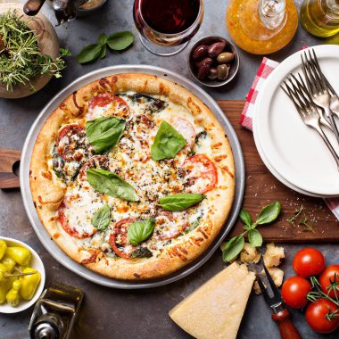 Fesleğen Margherita pizza