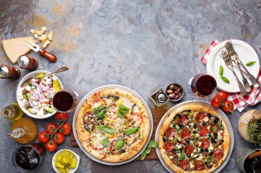 Fesleğen Margherita ve Sucuklu pizza