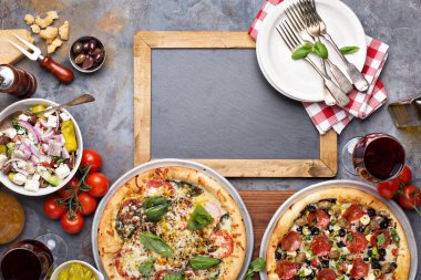 Fesleğen Margherita ve Sucuklu pizza