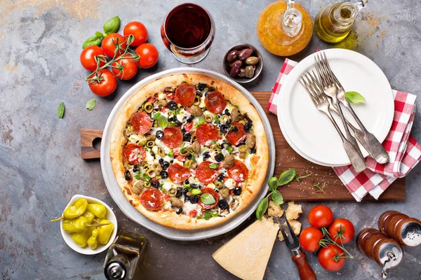 Pfefferoni-Pizza mit Oliven — Stockfoto