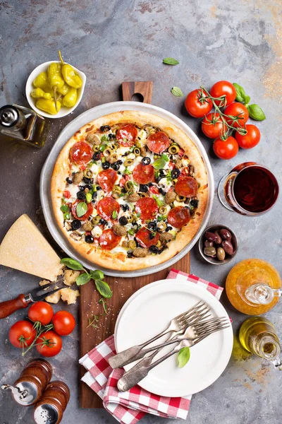 Pfefferoni-Pizza mit Oliven — Stockfoto