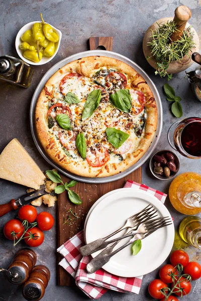 Margherita-Pizza mit Basilikum — Stockfoto