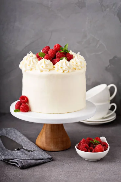 Gâteau aux framboises à la vanille avec glaçage blanc — Photo