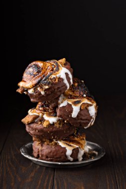 Smores donuts yığın koyu arka plan üzerinde