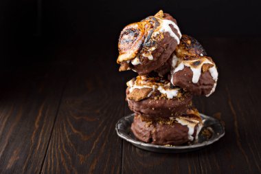 Smores donuts koyu arka plan üzerinde