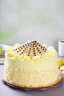 Katmanlı limonlu kek çikolata ile dekore edilmiş