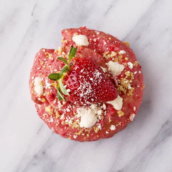 Donut sablé aux fraises sur la surface du marbre — Photo