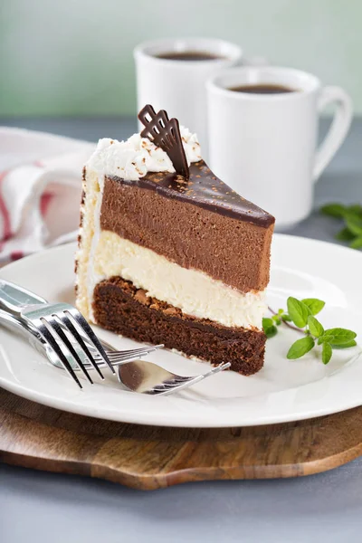 Üç katman çikolatalı mousse kek — Stok fotoğraf
