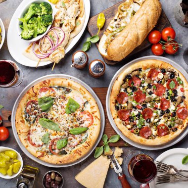 Pizza ve sandviç ile büyük akşam yemeği