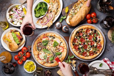 Pizza ve sandviç ile büyük akşam yemeği
