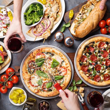 Pizza ve sandviç ile büyük akşam yemeği