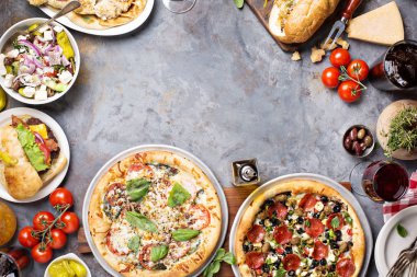 Fesleğen Margherita ve Sucuklu pizza