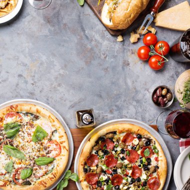 Fesleğen Margherita ve Sucuklu pizza