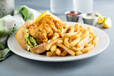 Kızarmış karides ile po boy sandviç
