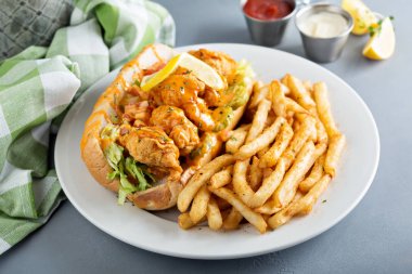 Kızarmış karides ile po boy sandviç