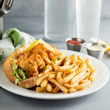 Kızarmış karides ile po boy sandviç