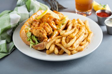 Kızarmış karides ile po boy sandviç