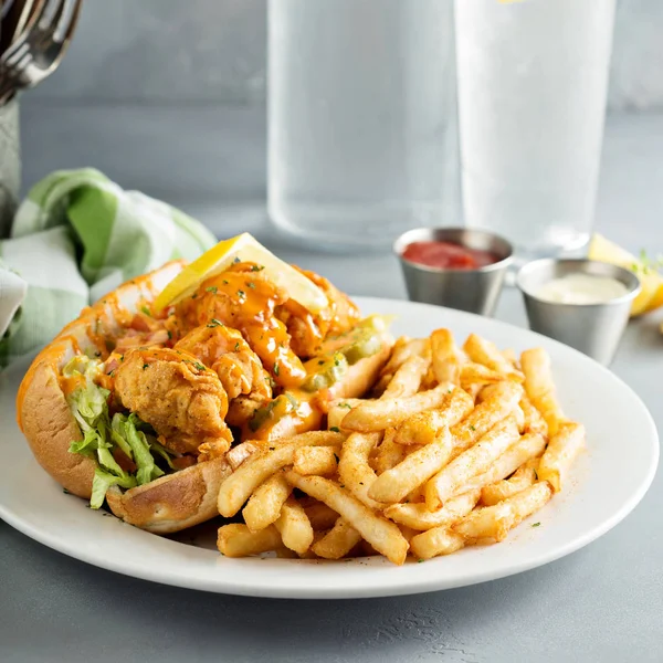 Kızarmış karides ile po boy sandviç