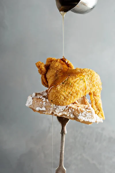 Gebakken kip vleugel met een wafel — Stockfoto