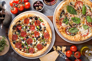 Fesleğen Margherita ve Sucuklu pizza