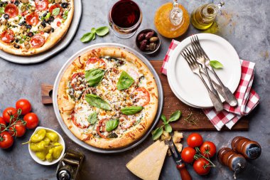 Fesleğen Margherita ve Sucuklu pizza