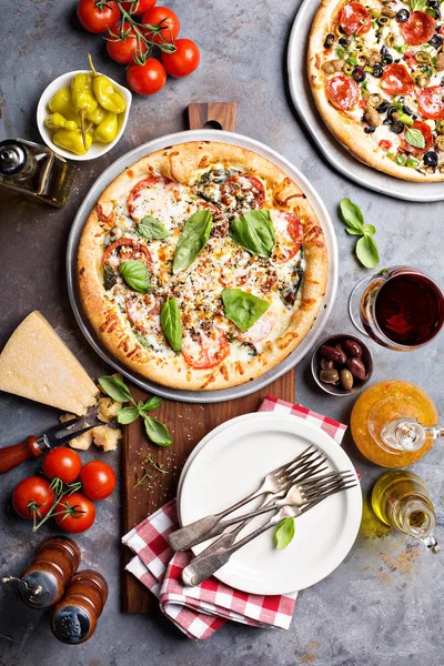 Margherita und Peperoni-Pizza mit Basilikum — Stockfoto