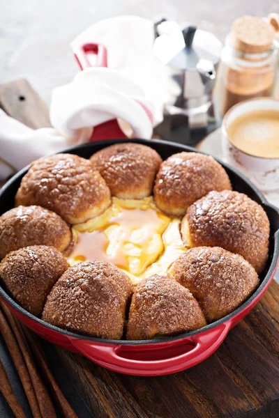 Cinnamon sugar buns with cheesecake dip — Stock Photo, Image