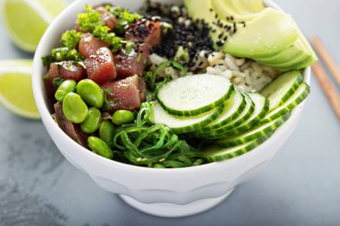 Ham tuna, pirinç ve sebze ile poke kase