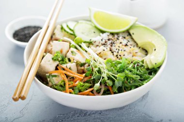 İpeksi tofu, pirinç ve sebze ile poke kase