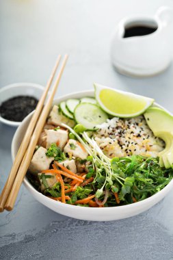 İpeksi tofu, pirinç ve sebze ile poke kase
