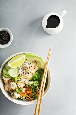 İpeksi tofu, pirinç ve sebze ile poke kase