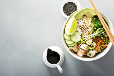 İpeksi tofu, pirinç ve sebze ile poke kase