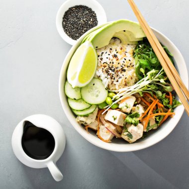 İpeksi tofu, pirinç ve sebze ile poke kase