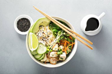 İpeksi tofu, pirinç ve sebze ile poke kase