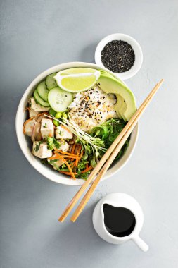 İpeksi tofu, pirinç ve sebze ile poke kase