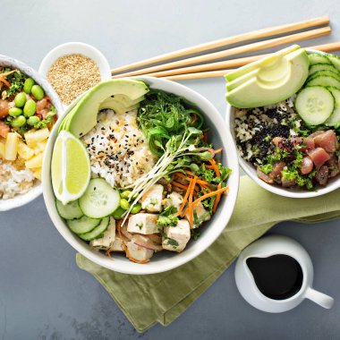 Ton balığı, somon ve tofu ile poke çeşitli kaseler
