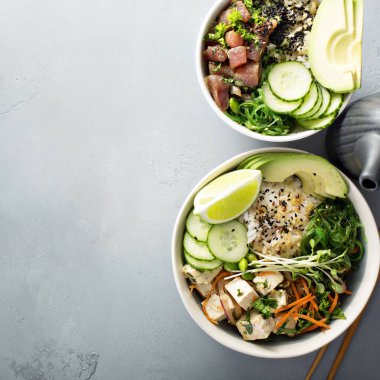 Ton balığı, somon ve tofu ile poke çeşitli kaseler